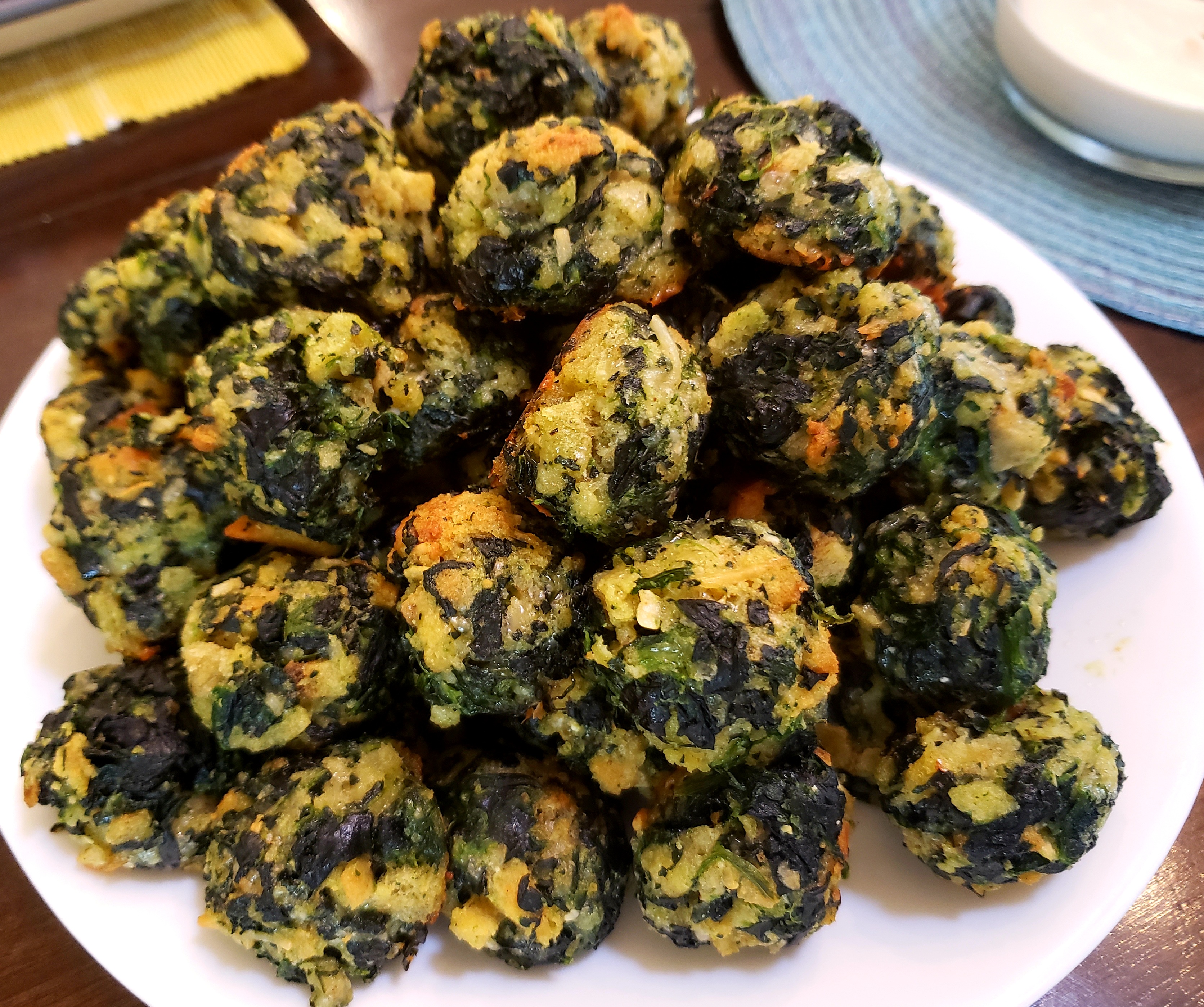 Spinach Bites with Creamy Dipping Sauce